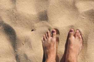 barefoot-on-beach_1280